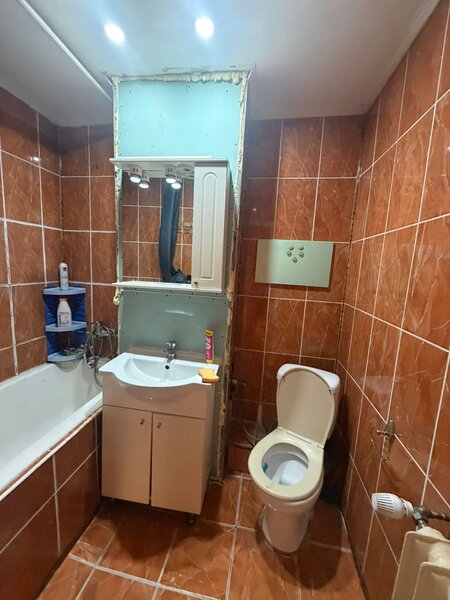 Dristor, Piata Rm. Sarat, vis-a-vis de Mall Park Lake,